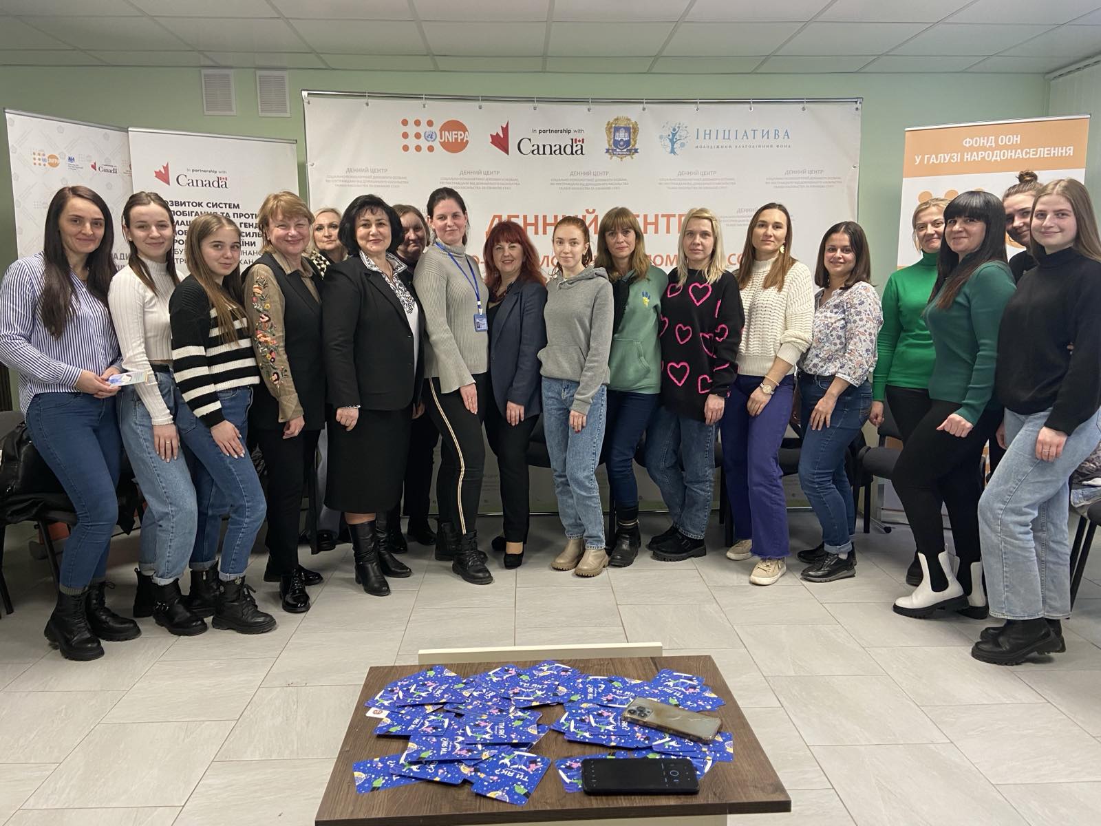 Дякуємо за навчання! Учасниці тренінгу з викладачками Світланою Вихор й Ольгою Кізь та тренерками Оленою Олійник й Оксаною Бартків